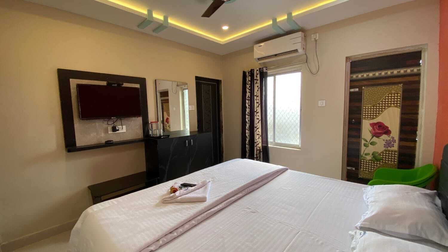 Desk, iron/ironing board, free WiFi