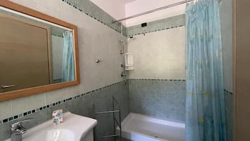 Dreibettzimmer, Gartenblick | Badezimmer | Dusche, Haartrockner, Handtücher