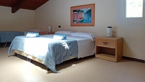 A bedroom with a bed, bedside tables, a window, and a painting on the wall. - Country House Santa Pigna (Centola)