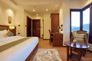 Phòng Suite dành cho gia đình, 1 giường cỡ king và sofa giường, quang cảnh núi | Bàn, khu vực làm việc phù hợp cho laptop 