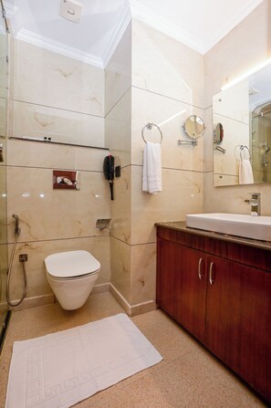 Phòng Suite dành cho gia đình, 1 giường cỡ king và sofa giường, quang cảnh núi | Phòng tắm | Máy sấy tóc, khăn tắm, xà phòng, dầu gội 