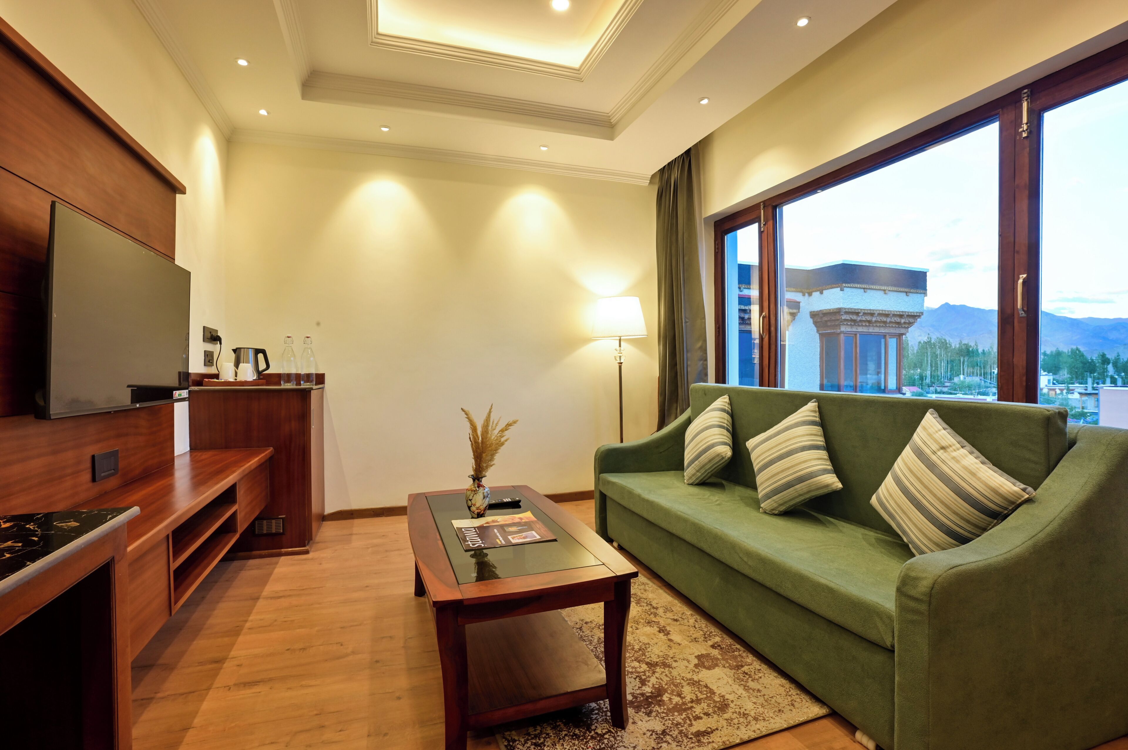 Suite familiar, 1 cama King size y sofá cama, vista a la montaña | Área de sala de estar