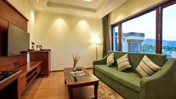 Suite familiar, 1 cama King size y sofá cama, vista a la montaña | Área de sala de estar