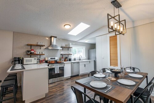 Hinton/Jasper Adventure Base - 3 bdrm pet friendly home