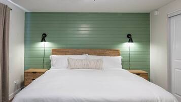 3 habitaciones, escritorio y tabla de planchar con plancha