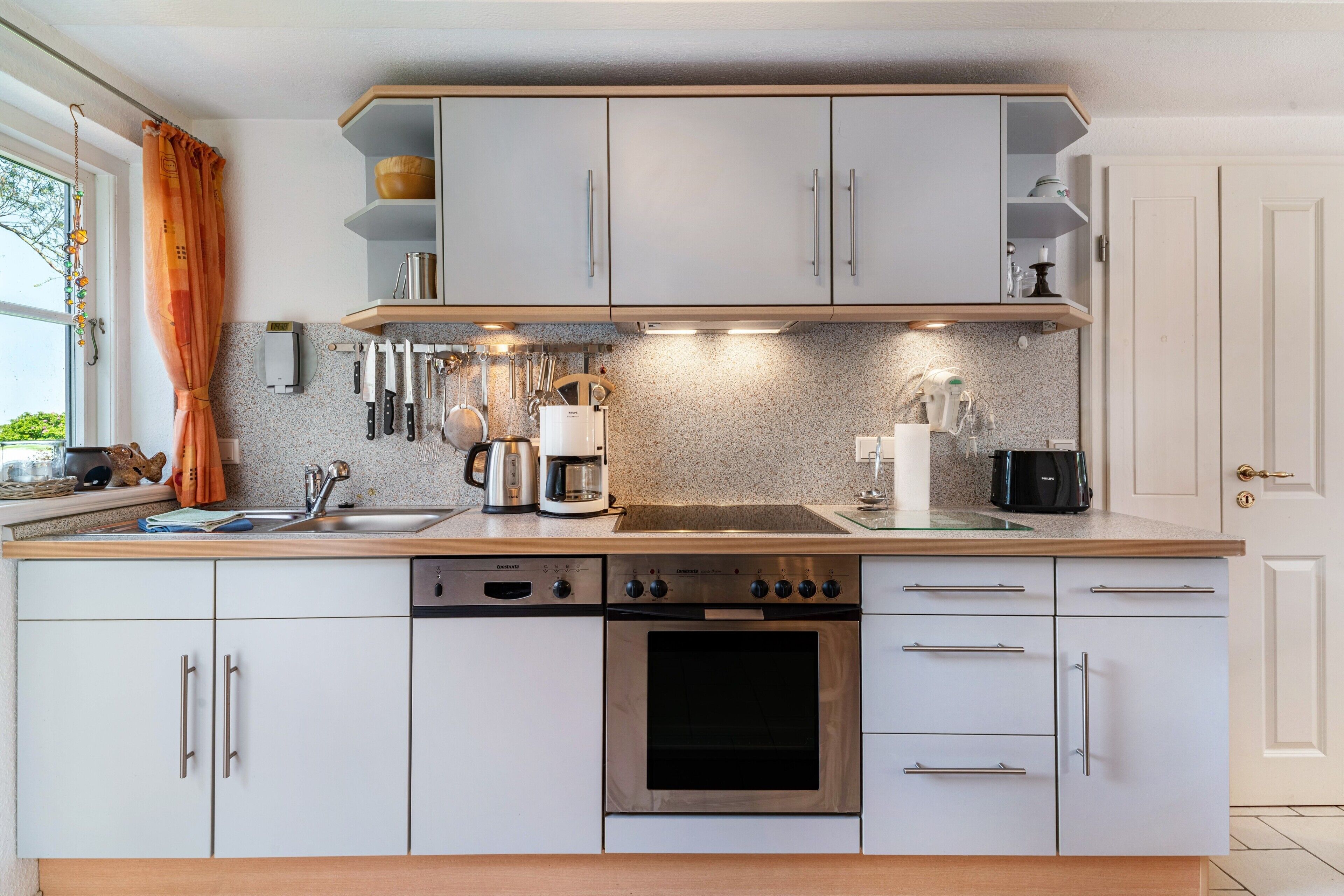 Frigorífico, horno, placa de cocina y lavavajillas
