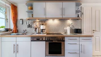 Frigorífico, horno, placa de cocina y lavavajillas
