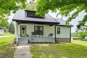 A single-story house with a front porch, a small front yard, and a metal roof. - Family Home in Heart of Brownsville: Walk to River (Brownsville)