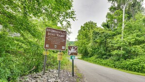 Verkehrsschild für den Brownsville Boat Ramp mit einem grünen Pfeil, der die Richtung angibt.