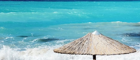 Beach nearby, sun loungers, beach towels