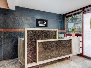 Ein Hotelrezeptionstresen mit einem Schild, auf dem 'HOTEL' steht.