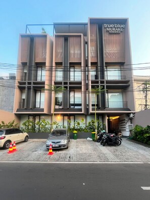 Un edificio moderno con un cartel que dice 'true blue MURAKU RESIDENCE'.