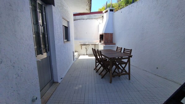 Outdoor dining - Vrbo Property (Arcozelo)
