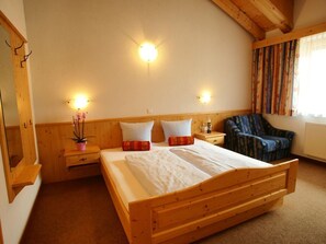 Zimmersafe, Schreibtisch, Reisekinderbett, WLAN