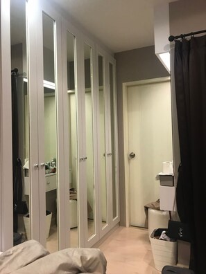 A room with a wardrobe, a bed, a trash bin, and a curtain. - Short term or long term at BTS wongwianyai (Bangkok)