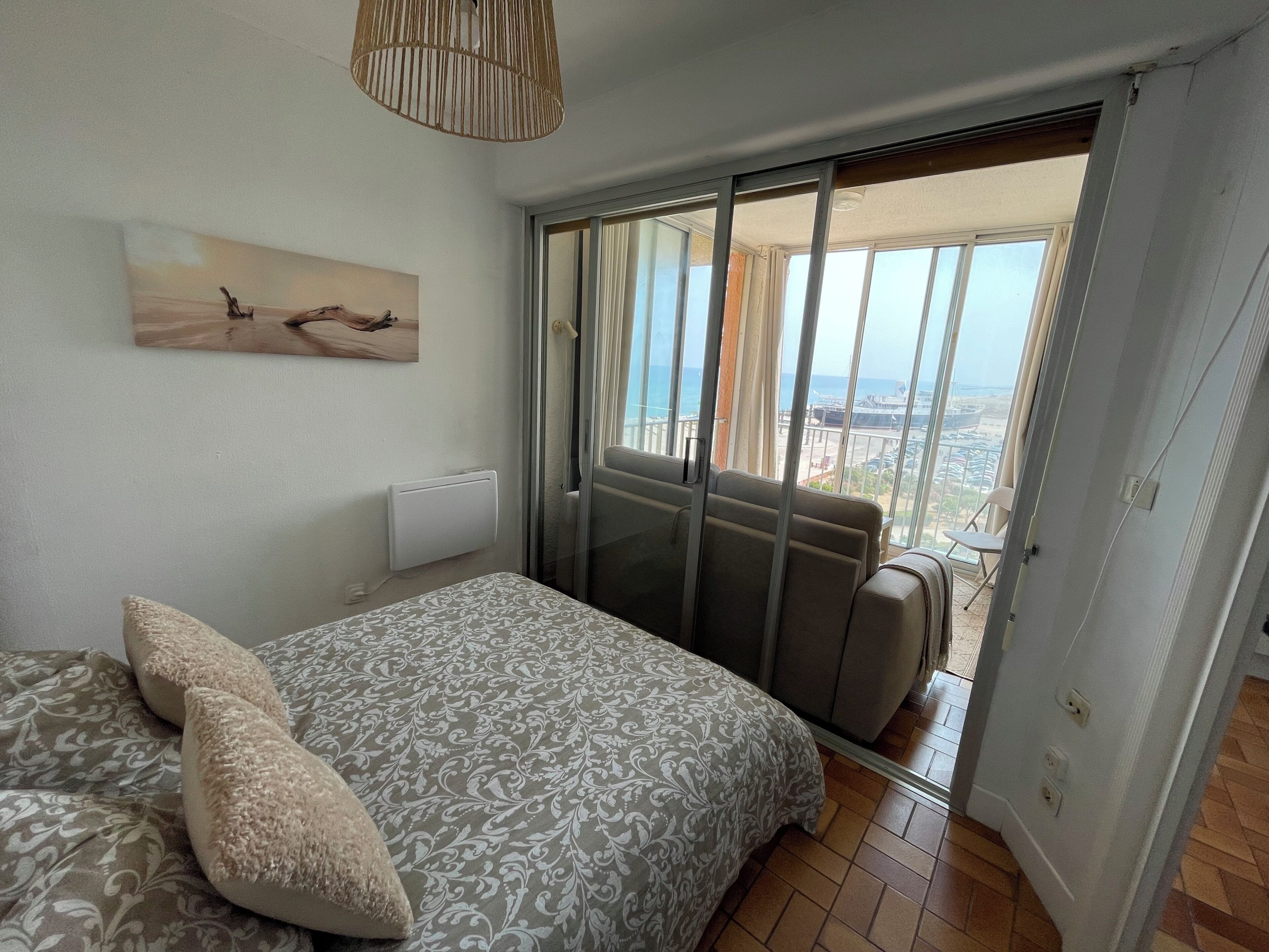 Tabla de planchar con plancha y ropa de cama