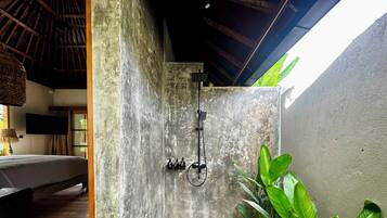 Deluxe-Villa, 2 Schlafzimmer, eigener Pool, Poolblick | Badezimmer | Dusche, Regendusche, Haartrockner, Handtücher