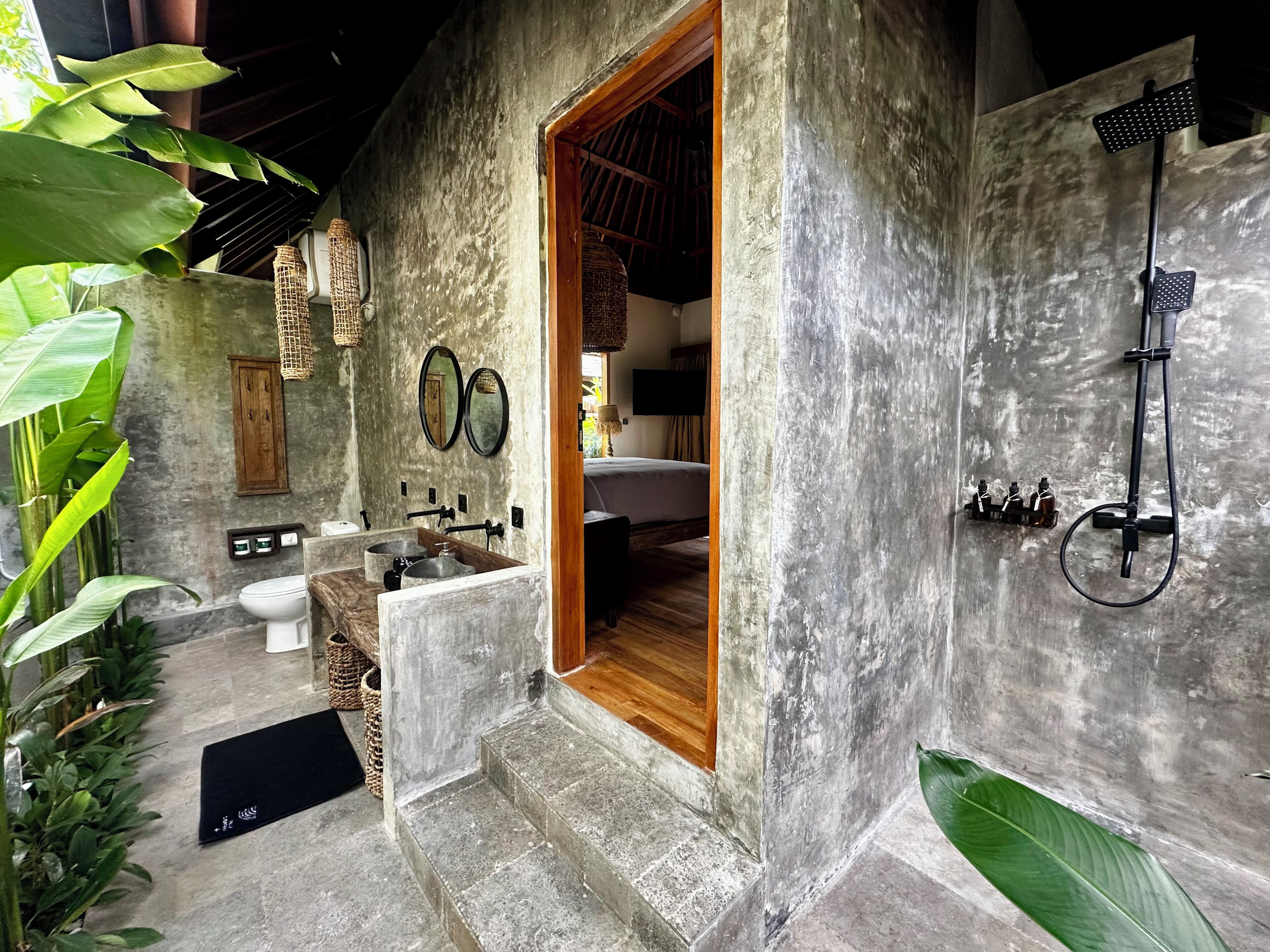 Vila luxo, 2 quartos, piscina particular, vista para a piscina | Banheiro | Chuveiro, chuveiro com efeito de chuva, secador de cabelo 