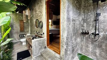 Vila luxo, 2 quartos, piscina particular, vista para a piscina | Banheiro | Chuveiro, chuveiro com efeito de chuva, secador de cabelo
