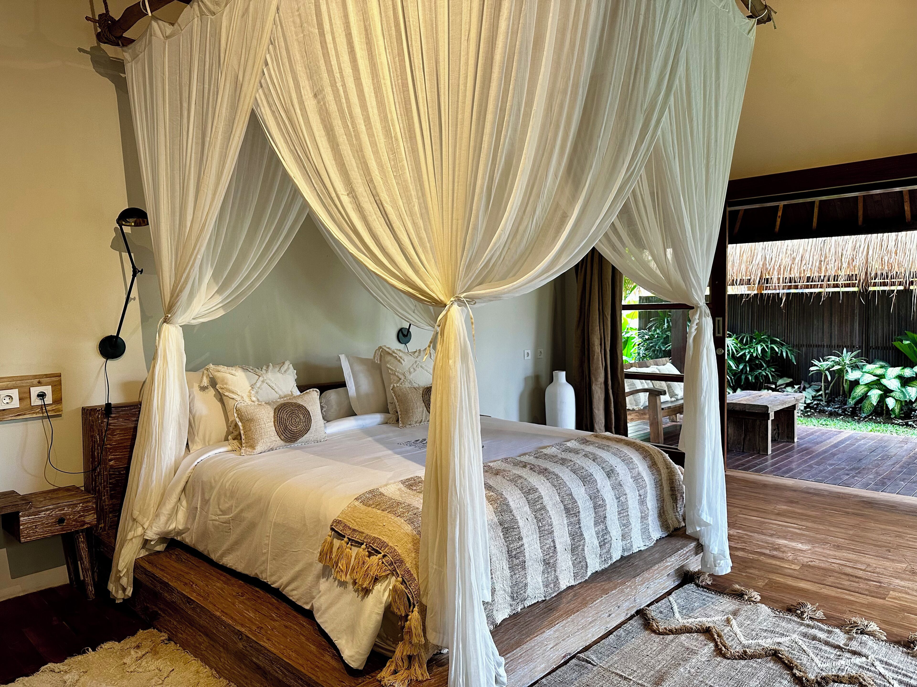 Vila luxo, 2 quartos, piscina particular, vista para a piscina | Cofres nos quartos, escrivaninha, Wi-Fi de cortesia, roupa de cama