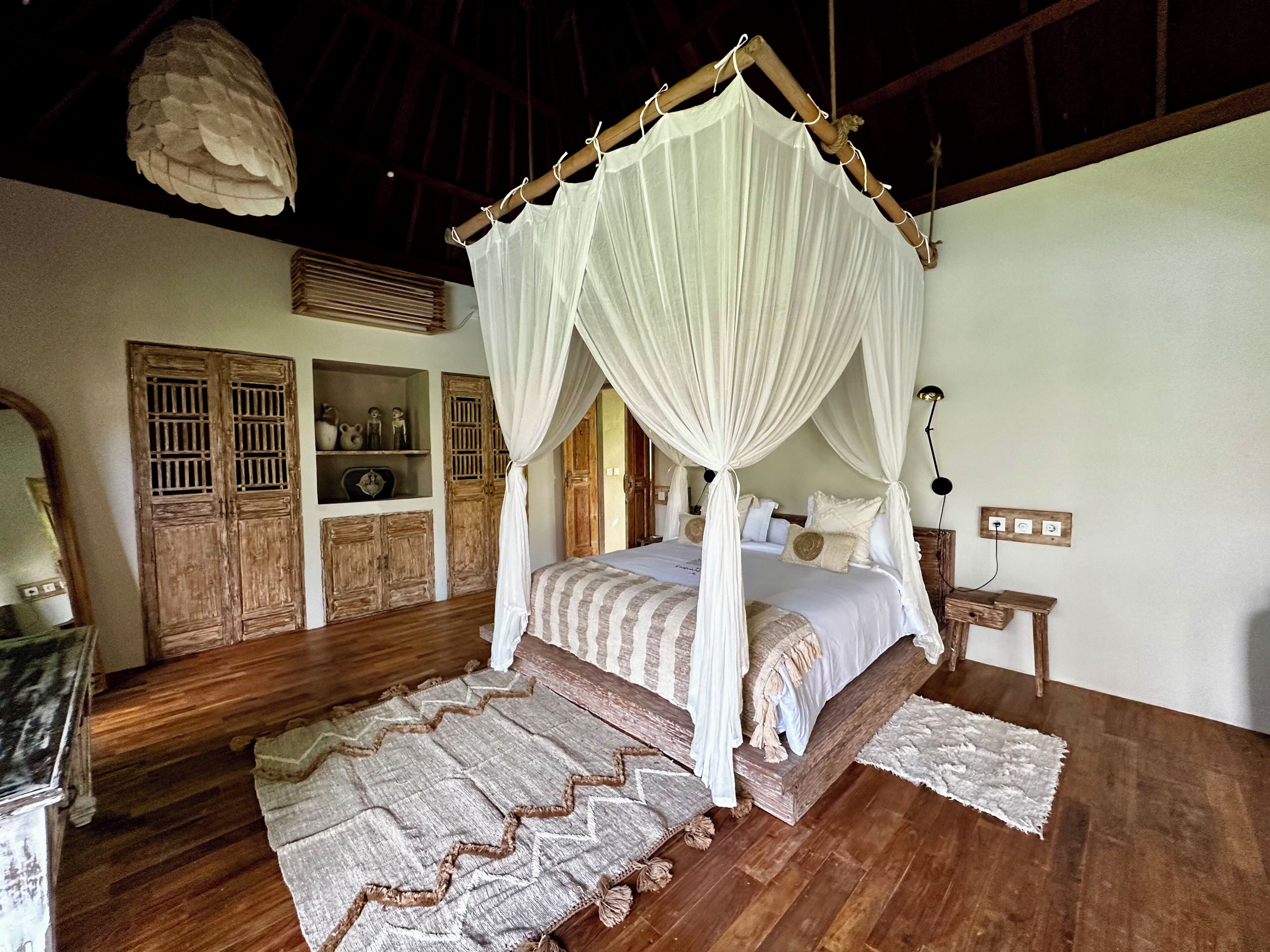 Vila luxo, 2 quartos, piscina particular, vista para a piscina | Cofres nos quartos, escrivaninha, Wi-Fi de cortesia, roupa de cama