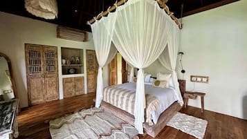 Vila luxo, 2 quartos, piscina particular, vista para a piscina | Cofres nos quartos, escrivaninha, Wi-Fi de cortesia, roupa de cama
