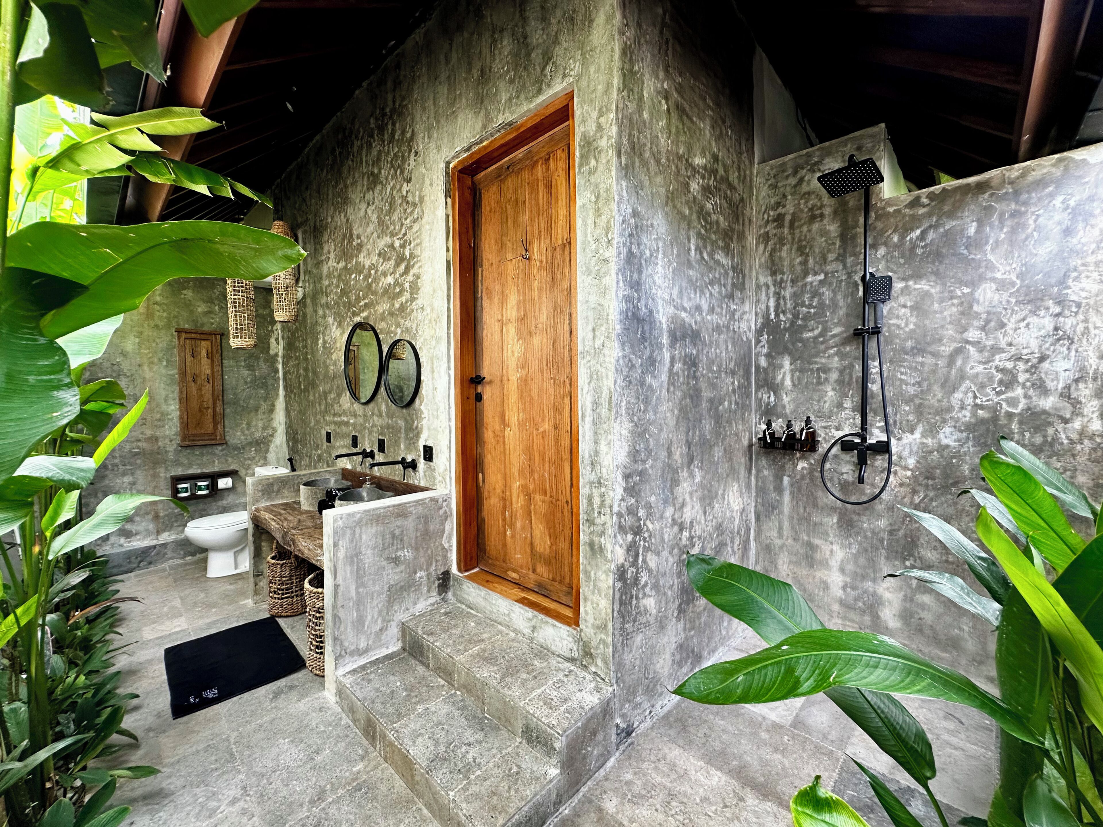Deluxe villa, 2 slaapkamers, privézwembad, uitzicht op zwembad | Badkamer | Een douche, een regendouche, een haardroger, handdoeken