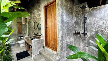 Deluxe villa, 2 slaapkamers, privézwembad, uitzicht op zwembad | Badkamer | Een douche, een regendouche, een haardroger, handdoeken