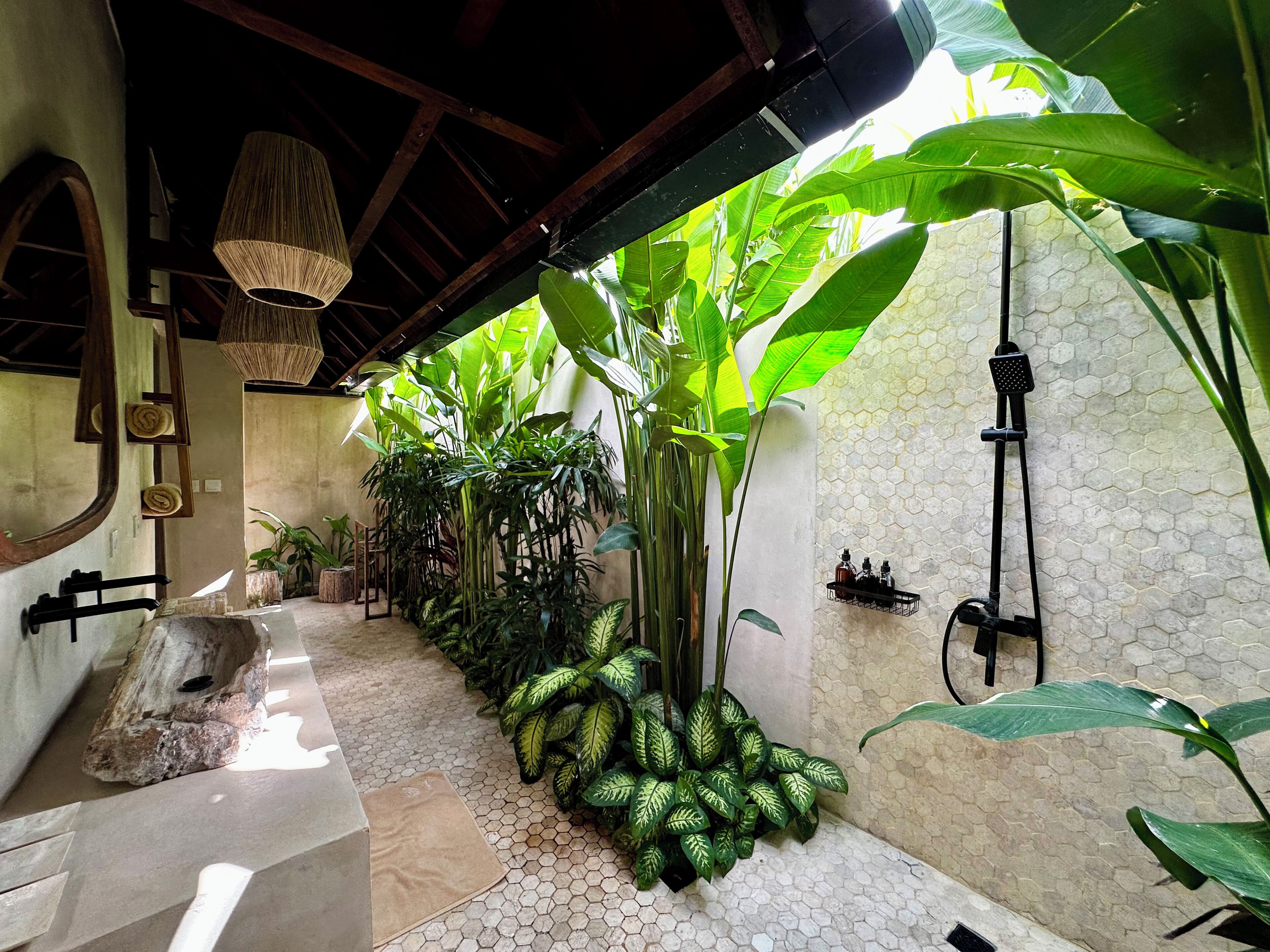 Vila luxo, 2 quartos, piscina particular, vista para a piscina | Banheiro | Chuveiro, chuveiro com efeito de chuva, secador de cabelo 