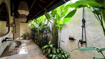 Vila luxo, 2 quartos, piscina particular, vista para a piscina | Banheiro | Chuveiro, chuveiro com efeito de chuva, secador de cabelo