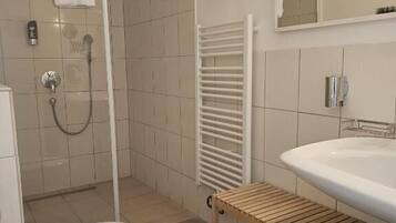 Secador de cabelo, toalhas de banho, sabonete, shampoo