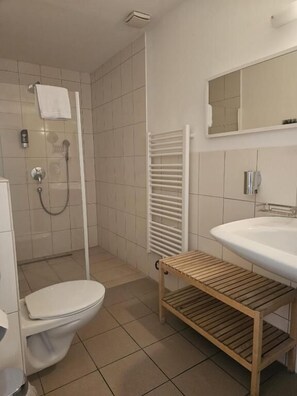 Hair dryer, towels, soap, shampoo - Hotel Rheinstein (Rüdesheim am Rhein)
