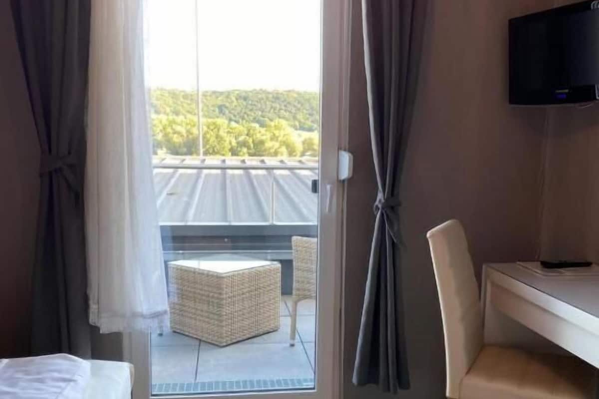 Single Room | In-room safe, desk, soundproofing, free WiFi
