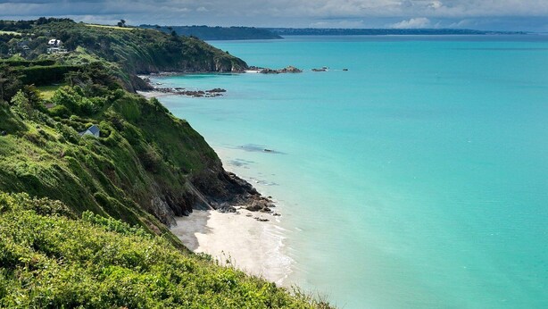 A coastal landscape with a beach, cliffs, and a house on the hillside. - Near City Center & Train Station - Saint-Brieuc (Saint-Brieuc)