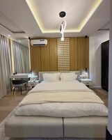 Escritorio, espacio para trabajar con laptop y cortinas blackout