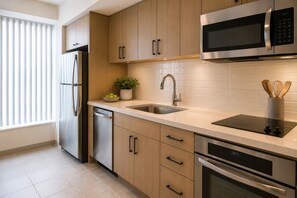 Private kitchen - Cozy 2BR Toronto Getaway - Near CN Tower, Rogers Centre & Transit! (Toronto)