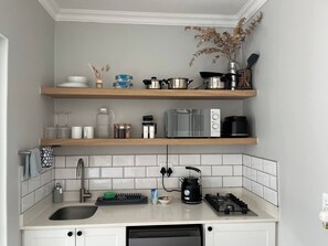 Kühlschrank, Mikrowelle, Herdplatte, Toaster