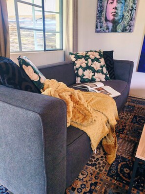 Fireplace, books - The Gallery Farm Retreat - Luxury Karoo Escape (Laingsburg)