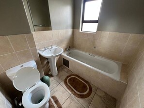 Bathroom - Spacious Apartment Near Gautrain, Gallagher & MOA (Midrand)