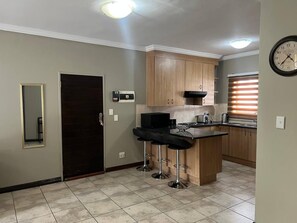 Private kitchen - Spacious Apartment Near Gautrain, Gallagher & MOA (Midrand)