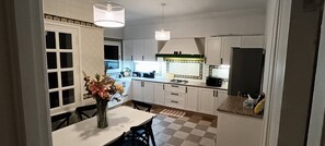Dining - Luxurious Villa with Pool in La Soukra, Ariana (Gouvernorat de l'Ariana, la Soukra)