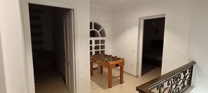 Game room - Luxurious Villa with Pool in La Soukra, Ariana (Gouvernorat de l'Ariana, la Soukra)