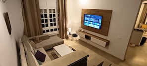 Living area - Luxurious Villa with Pool in La Soukra, Ariana (Gouvernorat de l'Ariana, la Soukra)