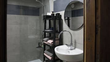 Een douche, een haardroger, handdoeken, zeep