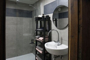 Een douche, een haardroger, handdoeken, zeep