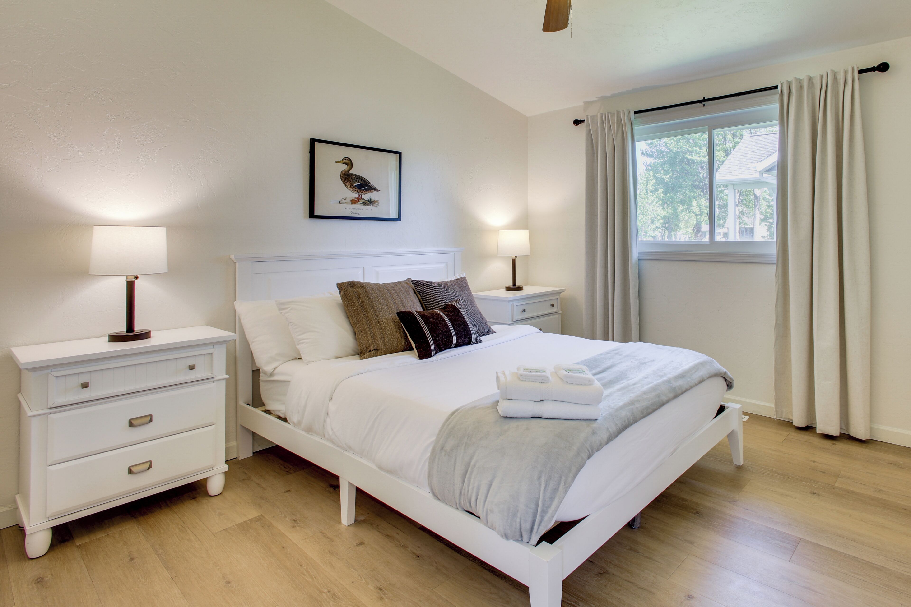 3 bedrooms, internet, bed sheets