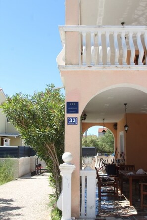 Outdoor dining - inReisen Villa Dolmar Apt. 201 (Vodice)