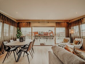 Interior - Rent a luxury houseboat with 3 bedrooms in Uitgeest, near Amsterdam. Stay directly on the water with your own terrace. (Uitgeest)
