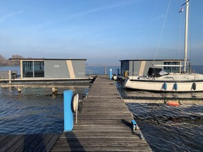 Marina - Rent a modern houseboat with 2 bedrooms in Uitgeest near Amsterdam. (Uitgeest)