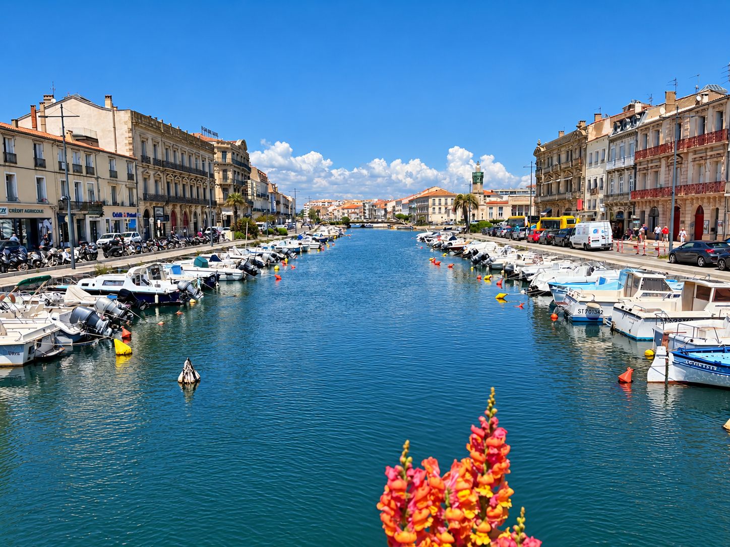 Un canal flanqueado por barcos y edificios.